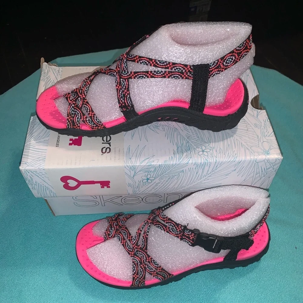Girls Skechers Sandals!‎
